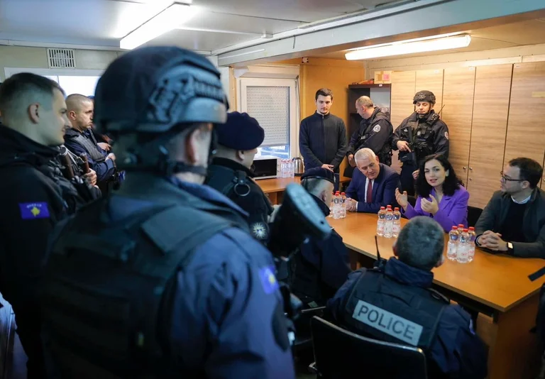 Sveçla pas vizitës në Bërnjak dhe bazat policore në veri: Puna e policëve motiv