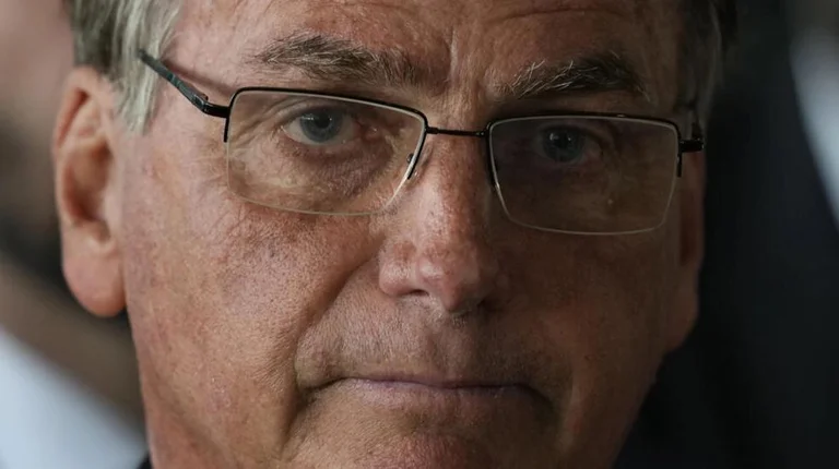 Ish-presidenti brazilian Bolsonaro përshëndetet me përkrahësit