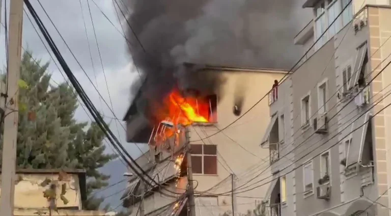 Përfshihet nga zjarri një ndërtesë në Tiranë
