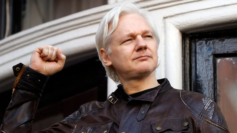Assange do të kërkojë leje nga burgu për të marrë pjesë në funeralin e Westwood