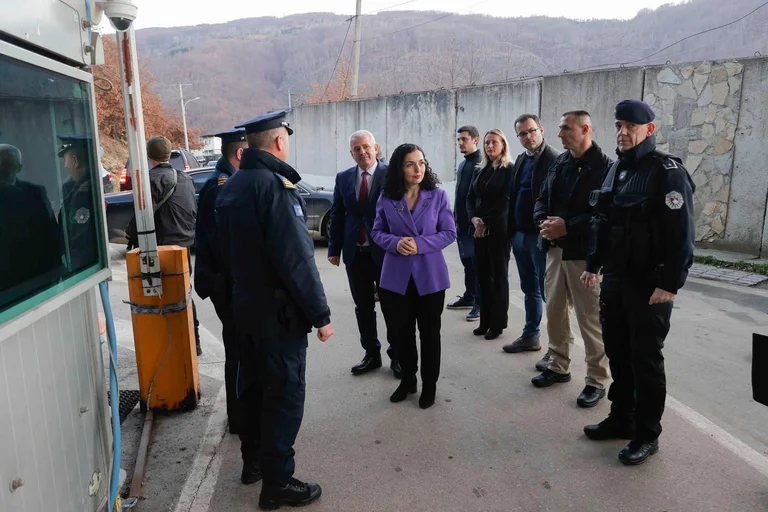 Pas heqjes së barrikadave, presidentja bashkë me Sveçlën vizitojnë pikën kufitare në Bërnjak