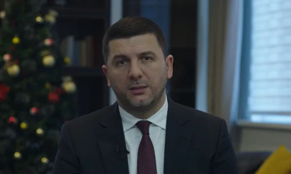 Krasniqi me video-mesazh për Vitin e Ri: Urimet më të përzemërta ua dërgoj luftëtarëve të lirisë që janë në Hagë