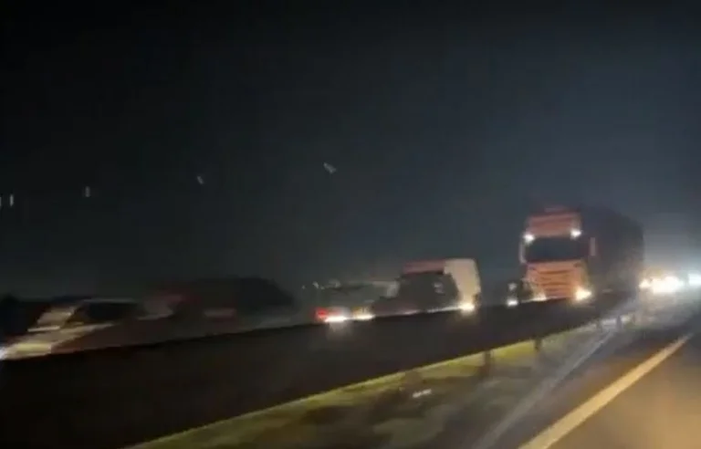 Kolonë kilometërshe e automjeteve në autostradën Prishtinë-Pejë