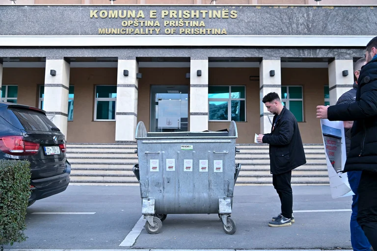 VV-ja me aksion tek Komuna e Prishtinës për kontejnerët e blerë nga Serbia