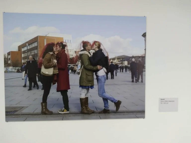 Motra e shoqe u puthën në buzë, fotoja që ‘tërboi’ Kosovën shitet mijëra euro