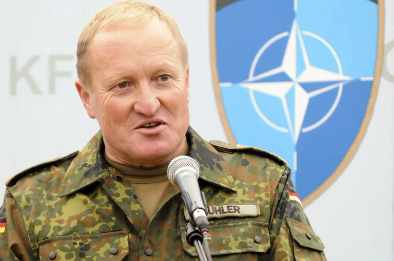 Ish-komandanti i KFOR’it: Kosova s’duhet të zbatojë me çdo kusht sundimin e ligjit kur bëhet fjalë për targat