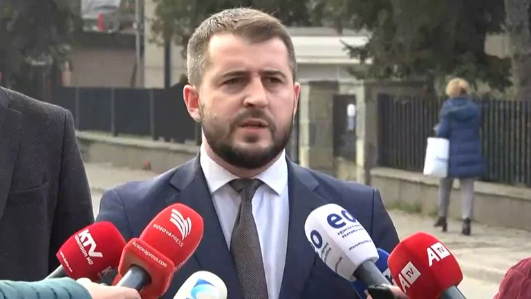Lushtaku: Ka bazë të mirëfilltë që Gjykata Kushtetuese të pezullojë Ligjin për Zyrtarë Publikë