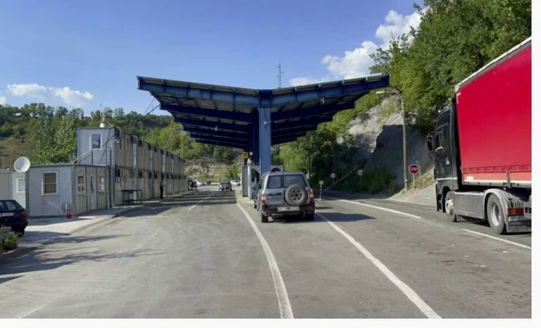 Policia thotë se janë larguar barrikadat dhe ka filluar qarkullim në dy pikat kufitare Jarinje dhe Bërnjak