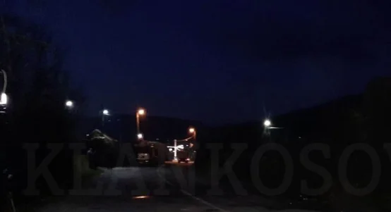 Largohet kamioni barrikadues i fundit, lirohet rruga në Rudarë