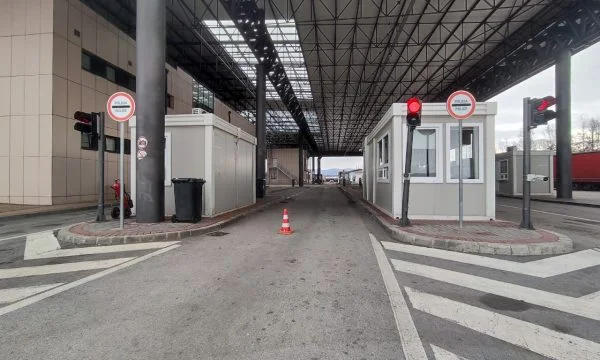 Pikë kalimi në Merdarë vazhdon të jetë i mbyllur, barrikadat nuk kanë filluar të largohen