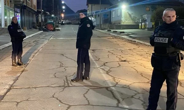 ​Shtohen lëvizjet e policisë dhe të EULEX-it afër barrikadës në veri të Mitrovicës