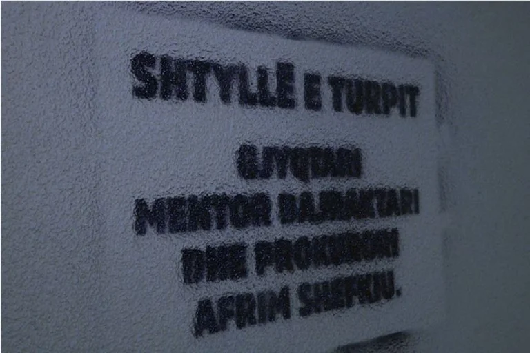Shfaqen grafite në Prishtinë ndaj gjyqtarit dhe prokurorit në rastin e Pantiqit
