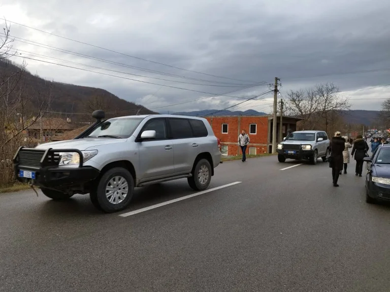 EULEX thotë se s’kanë as mandat e as kapacitete për t’i hequr barrikadat: Në veri ka grupe të armatosura
