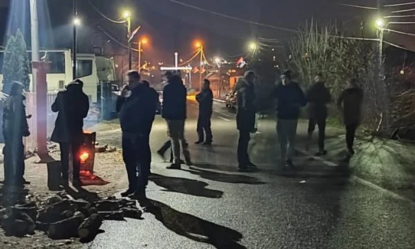 Serbët në barrikadën e Rudarës po e presin Rakiqin të kthehet nga takimi me Vuçiqin