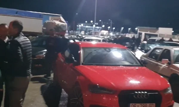Publikohen pamje nga Merdarja, pika kufitare që u mbyll shkaku i barrikadave