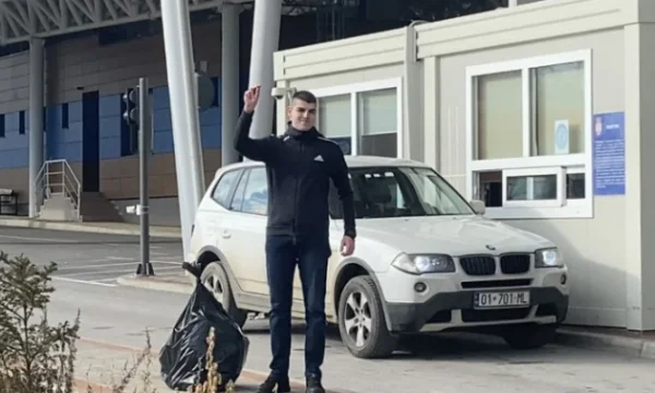 Pantiqi në shtëpi, Nedelkoviqi që u lirua sot fotografohet në kufirin Kosovë-Serbi