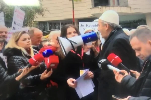 Protestë para Ambasadës së Serbisë në Tiranë për situatën në veri të Kosovës