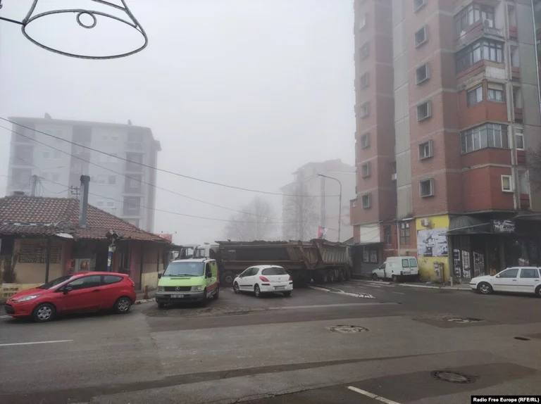 Policia për barrikadat e reja në Mitrovicë të veriut: Ndodhi natën nga grupe kriminale