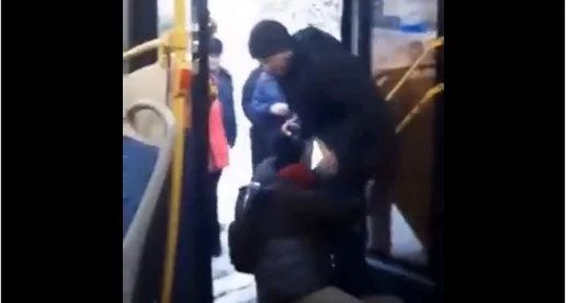 E kritikoi luftën në Ukrainë, momenti kur e moshuara ruse largohet me dhunë nga autobusi