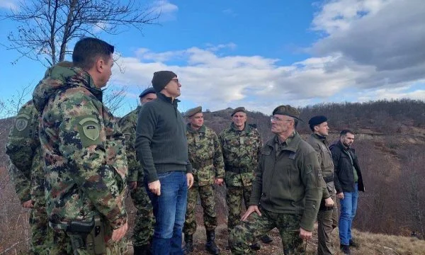 Gjenerali dhe ministri serb i Mbrojtjes vizitojnë ushtrinë në vijën kufitare me Kosovën