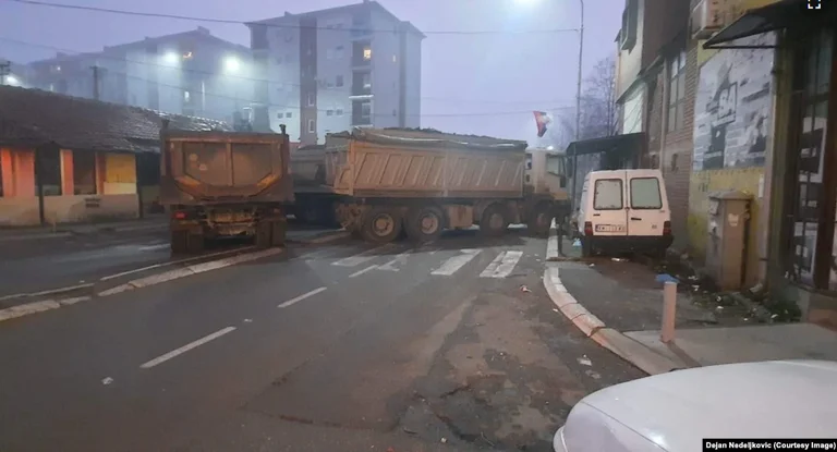 Barrikada e parë brenda qytetit – Pamje nga ‘Lagja e Boshnjakëve’