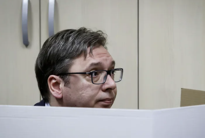 Urdhëron Vuçiqi: Të rritet gatishmëria luftarake e ushtrisë dhe policisë serbe
