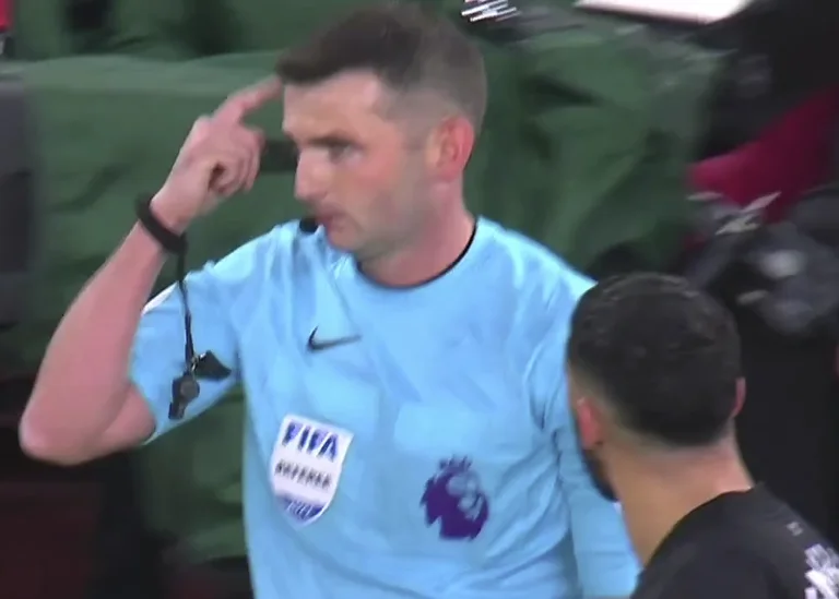 Momenti kur lojtarët e Arsenalit kërkuan penallti në fund të pjesë së parë