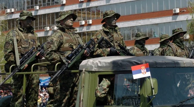 Serbia i kthen në kazermë topat që i çoi afër Jarinjës