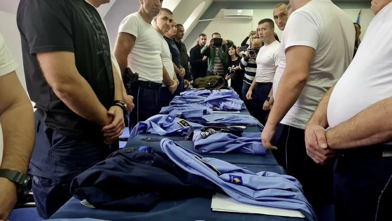 ​Aprovohen dorëheqjet e policëve serbë, jo të gjithë kanë dorëzuar pajisjet
