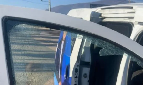 Sulmohet nga persona të maskuar ekipi i Klan Kosovës në veri, lëndohet gazetarja dhe shoferi