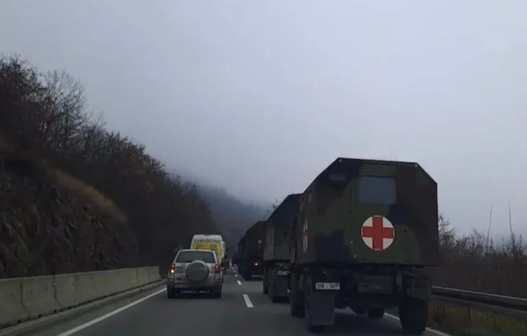 Raportohet se ushtria serbe ka vendosur artileri të rëndë afër Jarinjës