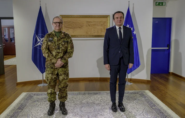 Kurti pas takimit me komandantin e KFOR-it dhe shefin e EULEX-it: Të rivendoset liria e lëvizjes