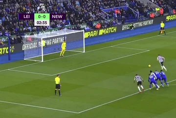 Newcastle überrascht Leicester. Holz ist durch den weißen Punkt nicht falsch