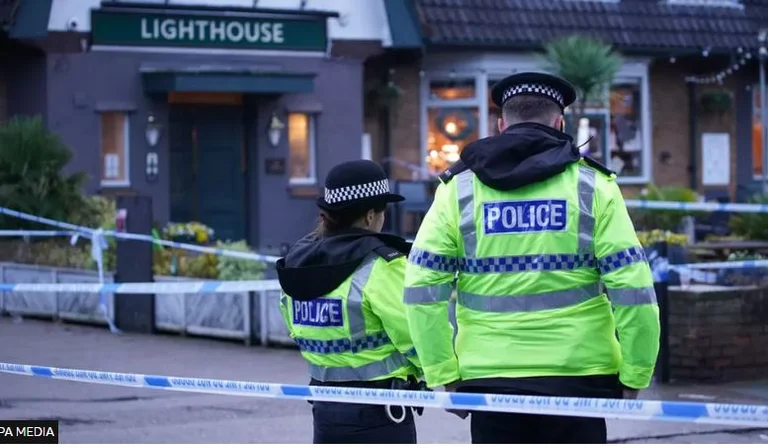 Të shtëna në një pijetore në Britani, policia në kërkim të të dyshuarit