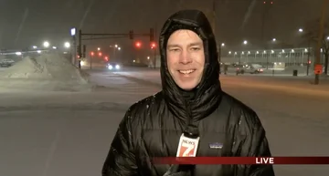 “Kann ich wieder zu meiner Arbeit zurückkehren? Sportreporter wird viral nach Berichterstattung über Wetter während des amerikanischen Sturms