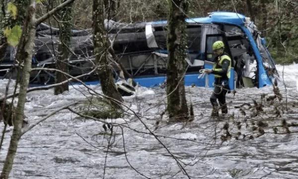 Autobusi përfundon në lumë, 3 të vdekur dhe 4 të zhdukur në Spanjë