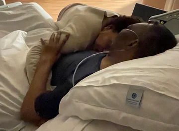 Pele in sehr schweren Zustand, der Junge und das Mädchen stehen an ihrer Seite