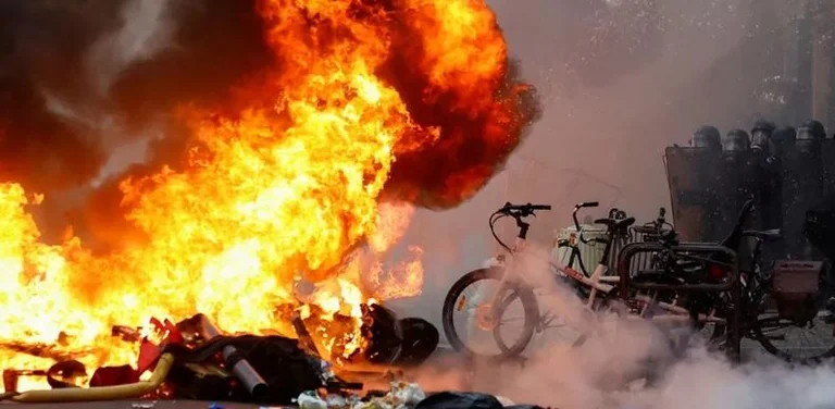 Pas vrasjes së tre kurdëve, në Paris shpërthejnë protestat