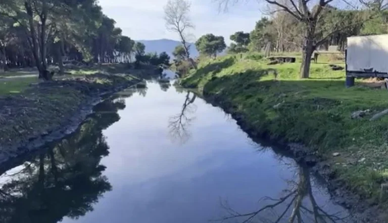 Gjendet një trup i pajetë në kanalin e ujërave të zeza në Vlorë