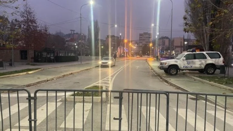 Gruaja nga veriu thotë se i është thyer xhami i lokalit, dyshohet për shok-bombë