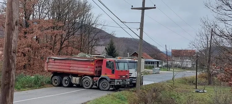 15 ditë me barrikada – KFOR’i kërkon zgjidhje me dialog, Kosova thotë mund t’i heqë policia