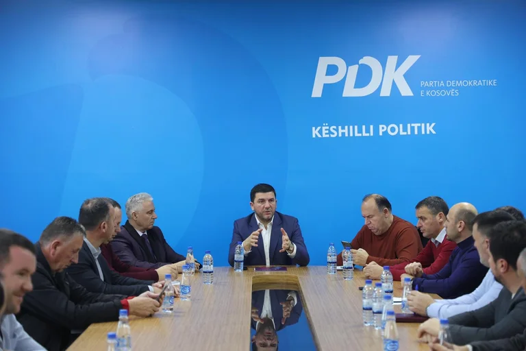 Krasniqi mbledh Këshillin Politik të partisë: Qeveria të mos dorëzohet para barrikadave