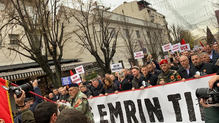 Dy deputetet e PDK-së prijnë në protestën e thirrur nga PSD-ja