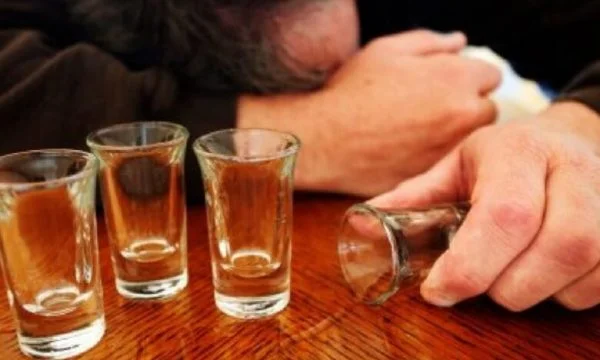 Se débarrasser des maux de tête ivres les nuits festives