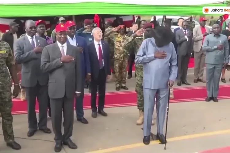 Südsudan Präsident uriniert während der Eröffnung einer Straße