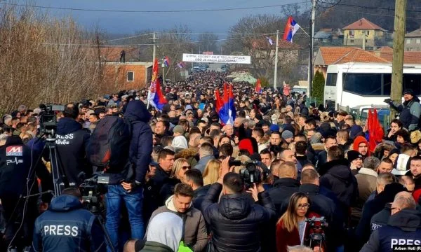 Polizia del Kosovo: Circa 1.000 e 500 persone hanno protestato nel nord di oggi