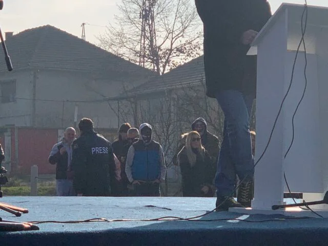 Persone mascherate in Serbia Protest nel Nord