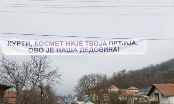 I serbi condividono un grande banner con un messaggio per Albin Kurti