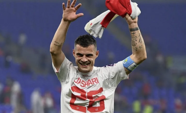 Le journal serbe vient avec le titre : l'UEFA confirme, les provocations albanaises arrivent en Serbie
