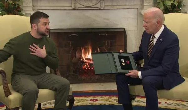 Zelensky decora il presidente Beden